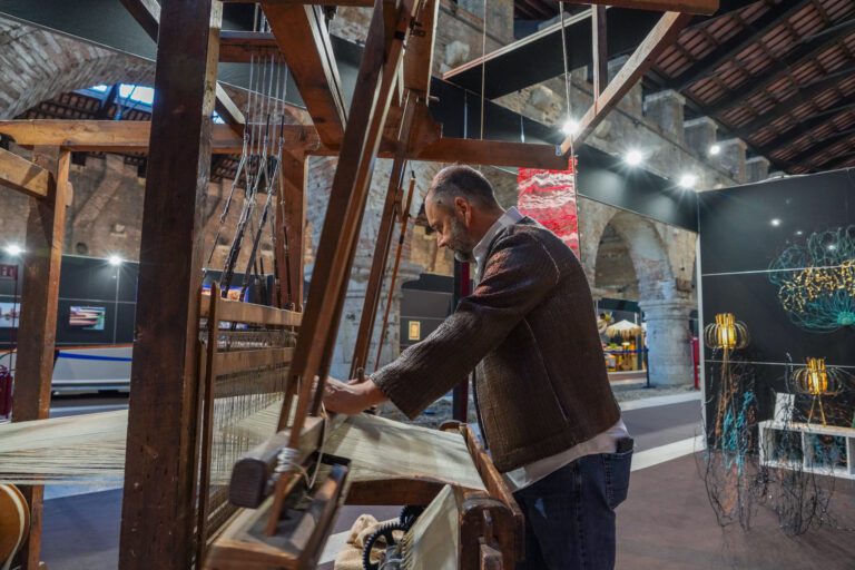 Venezia celebra mestieri, storie e futuro. Domani ancora un giorno per visitare la terza edizione in corso all’Arsenale
